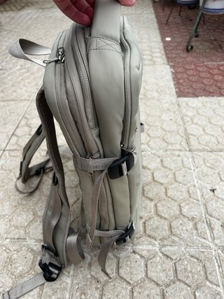 Mochila con compartimentos beige