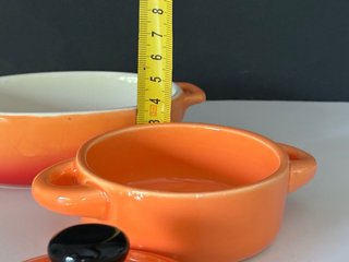Pequeña olla y fuente naranja