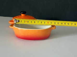 Pequeña olla y fuente naranja