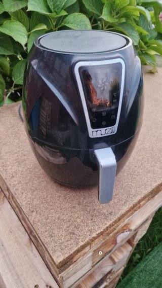 Freidora de aire Muzi negra