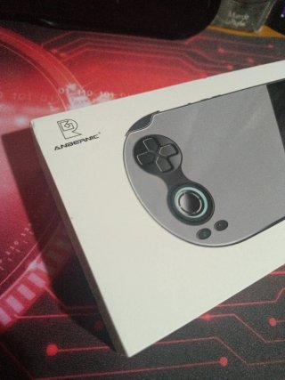 Consola RG Vita Gris Retro configurada en su caja