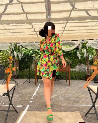Vestido corto estampado invitada