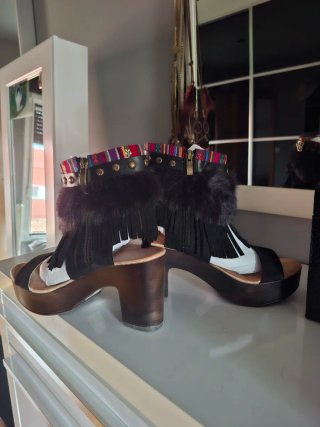 Sandalias con flecos y pelo