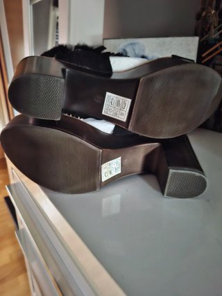 Sandalias con flecos y pelo