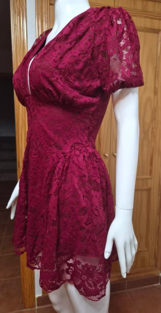 Minivestido encaje burdeos Firerie escote V