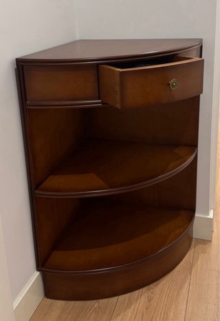 Mueble esquinero de madera maciza