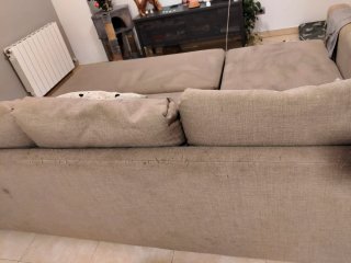 Sofá modular beige con cojines