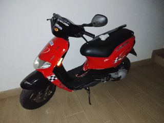 Derbi Atlantis Scooter Roja y Negra