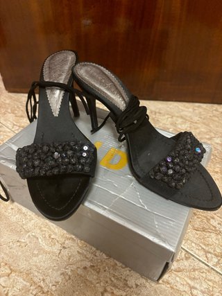 Sandalias REBECA SANVER negras atadas al tobillo