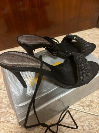 Sandalias REBECA SANVER negras atadas al tobillo