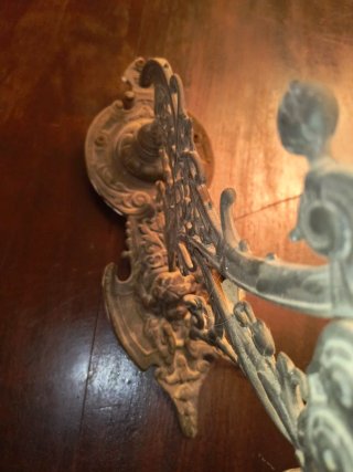 Campana de bronce antigua con querubines