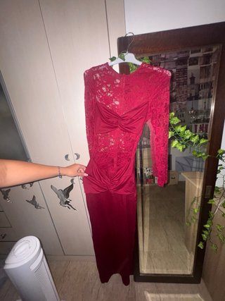 Vestido largo burdeos con encaje