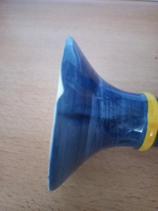 Candelabros de cerámica azul y amarillo