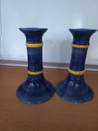 Candelabros de cerámica azul y amarillo