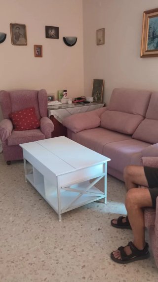 Mesa centro elevable madera blanca montada.