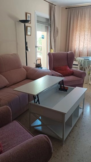 Mesa centro elevable madera blanca montada.