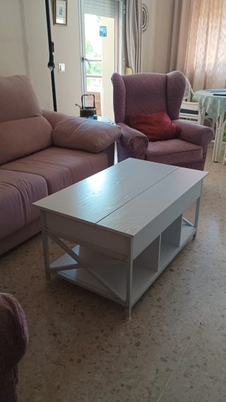 Mesa centro elevable madera blanca montada.