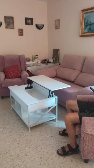 Mesa centro elevable madera blanca montada.