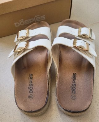 SANDALIAS BLANCAS CON HEBILLAS DOSPIES.