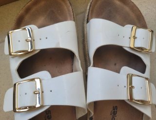 SANDALIAS BLANCAS CON HEBILLAS DOSPIES.