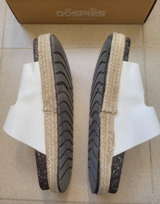 SANDALIAS BLANCAS CON HEBILLAS DOSPIES.