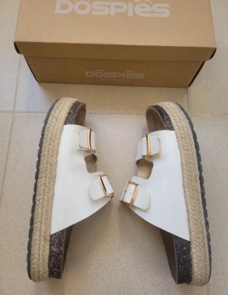 SANDALIAS BLANCAS CON HEBILLAS DOSPIES.