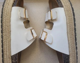 SANDALIAS BLANCAS CON HEBILLAS DOSPIES.