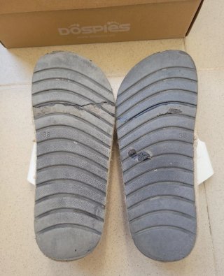 SANDALIAS BLANCAS CON HEBILLAS DOSPIES.