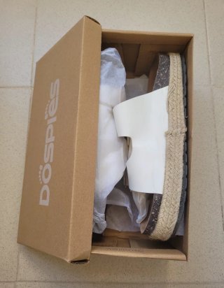 SANDALIAS BLANCAS CON HEBILLAS DOSPIES.