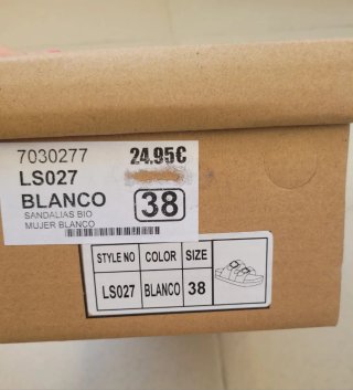 SANDALIAS BLANCAS CON HEBILLAS DOSPIES.