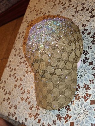 Gorra Gucci con diamantes