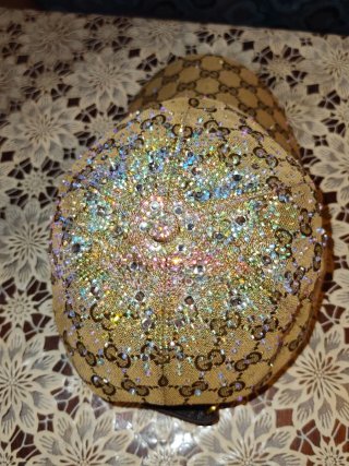 Gorra Gucci con diamantes