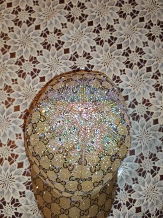 Gorra Gucci con diamantes