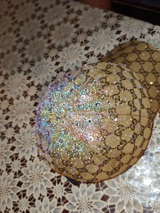 Gorra Gucci con diamantes