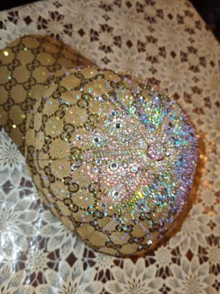 Gorra Gucci con diamantes