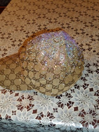 Gorra Gucci con diamantes