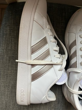 Zapatillas Adidas Blancas y Doradas