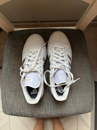 Zapatillas Adidas Blancas y Doradas