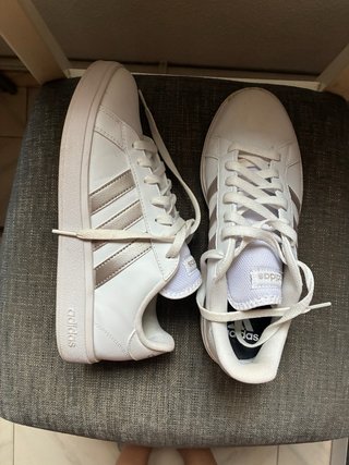 Zapatillas Adidas Blancas y Doradas