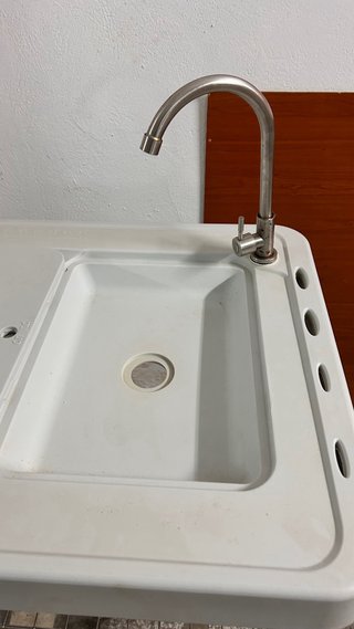 Muebles de cocina blancos con encimera y fregadero