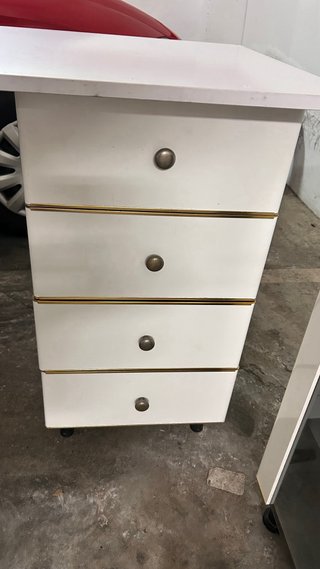 Muebles de cocina blancos con encimera y fregadero