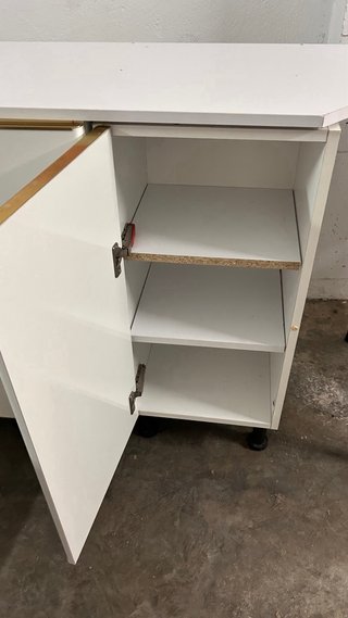 Muebles de cocina blancos con encimera y fregadero