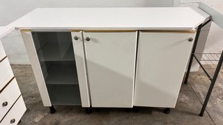 Muebles de cocina blancos con encimera y fregadero