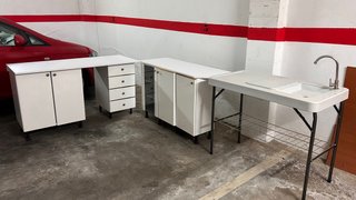 Muebles de cocina blancos con encimera y fregadero