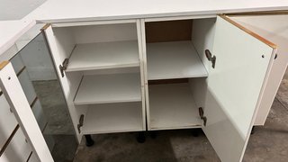 Muebles de cocina blancos con encimera y fregadero