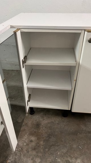 Muebles de cocina blancos con encimera y fregadero