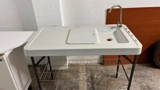 Muebles de cocina blancos con encimera y fregadero