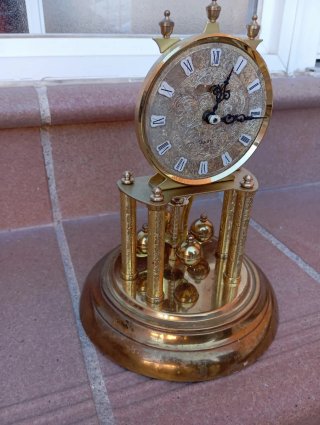 Reloj de sobremesa dorado