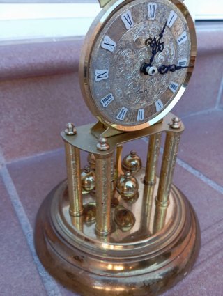 Reloj de sobremesa dorado