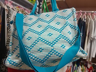 Bolso de tela blanco y azul